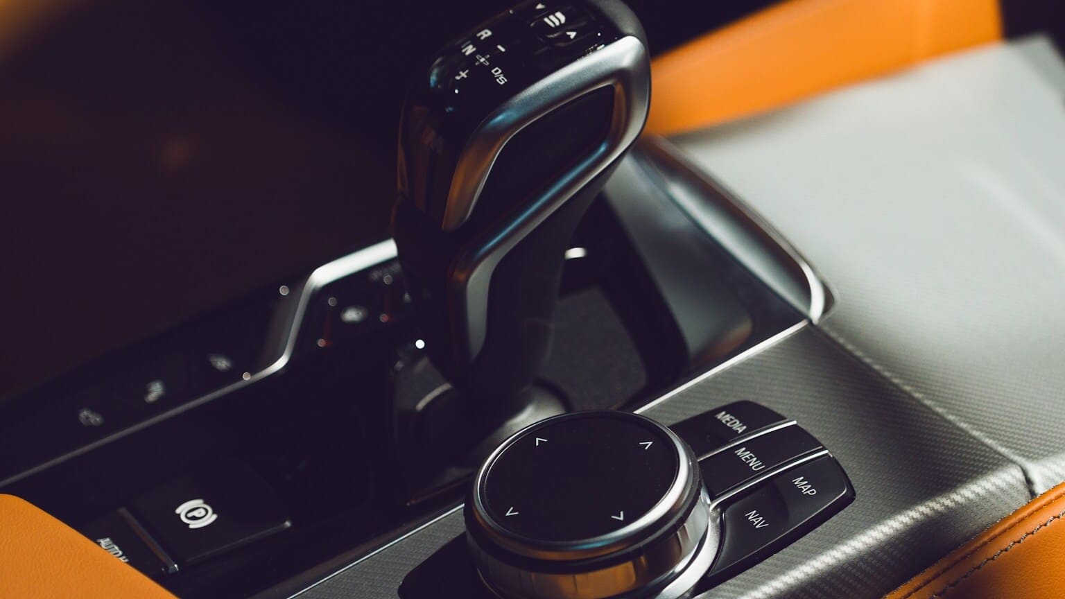 Skal jeg tage køretimer i en bil med automatgear?