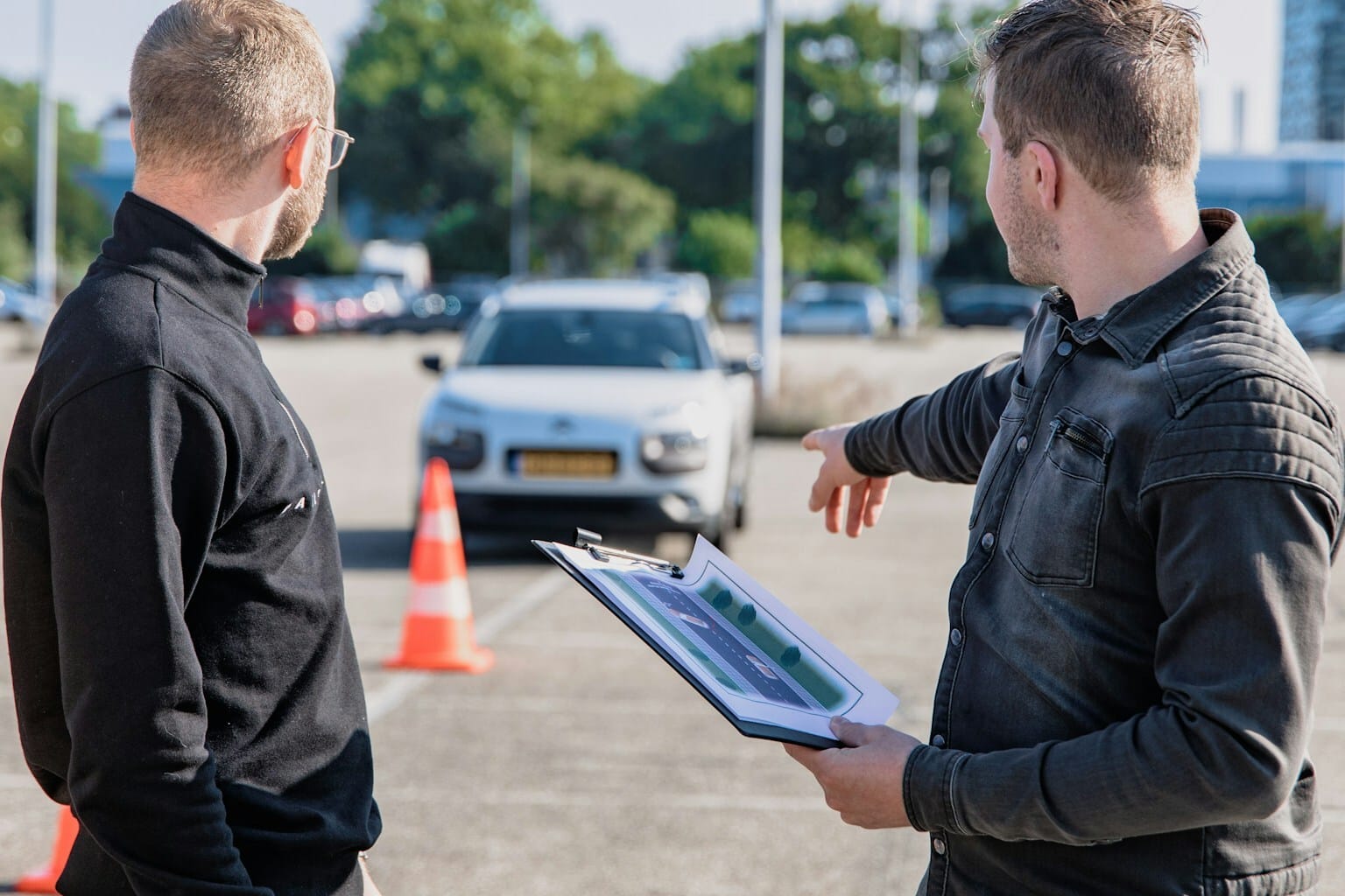 Er køreskole det værd i Danmark i 2025? Omkostninger, fordele og hvad du får ud af det